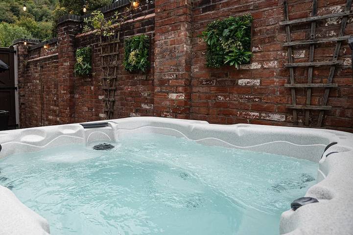 Holiday rental for 8 people, with hot tub and terrace as well as garden in Ironbridge