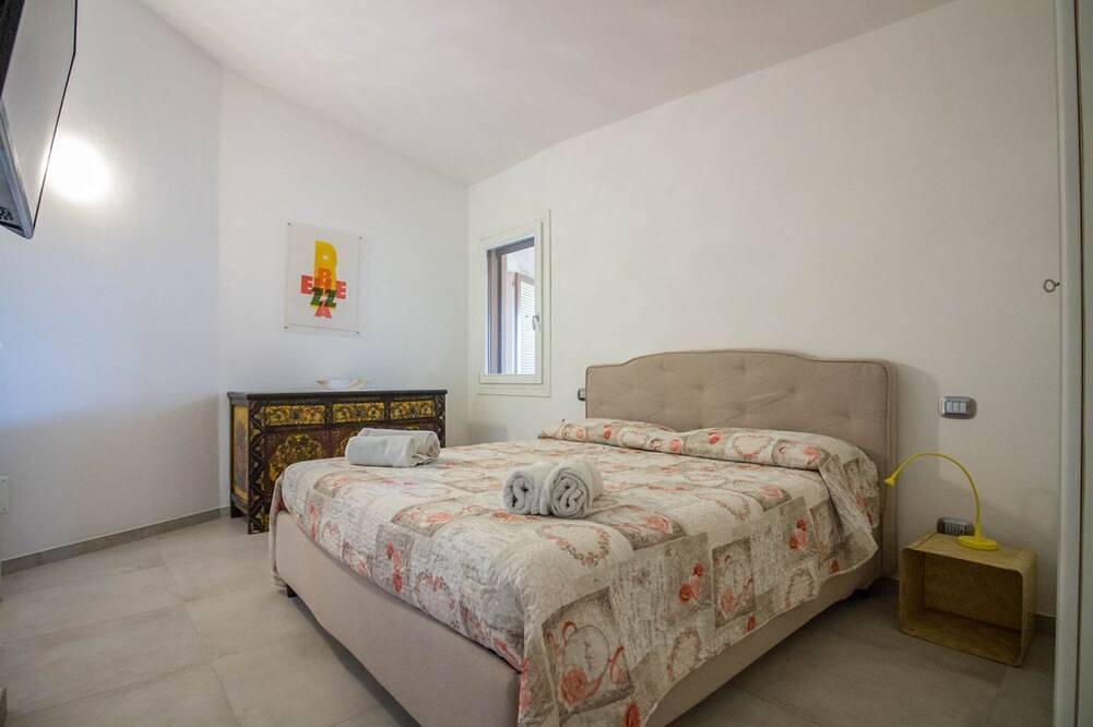 Entire apartment, A charming and spacious 85 square meters terraced house, perfect for four people, located on the ground floor of a condominium.The property is located in Porto Cervo, one of Sardinia's most charming towns, just 650 meters from the famous Piazza.The accom in Arzachena, Costa Smeralda