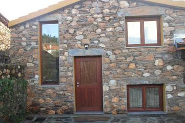 Gîte pour 6 personnes, avec jardin et vue, animaux acceptés dans Janeiro de Cima