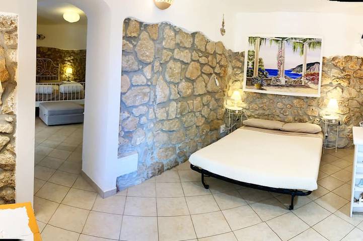 Apartamento entero, Circeii, apartamento con dormitorio, salón y exterior con bañera. in San Felice Circeo, Agro Pontino