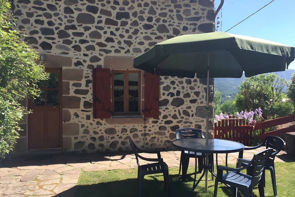 « Gîte Les Bannes » avec vue sur la montagne et Wi-Fi in Saint-Sauves-d'Auvergne, Parc naturel régional des Volcans d'Auvergne