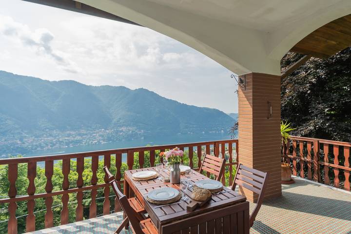 Villa for 4 people, with Balcony and Terrace as well as Garden and Lake view in Lake Como