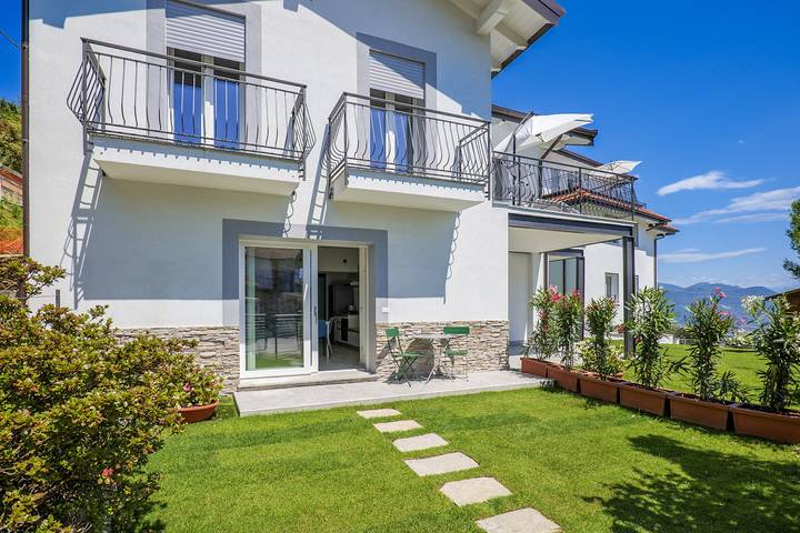 Ferienwohnung für 2 Personen, mit Balkon und Whirlpool sowie Terrasse und Garten in Comune di Stresa