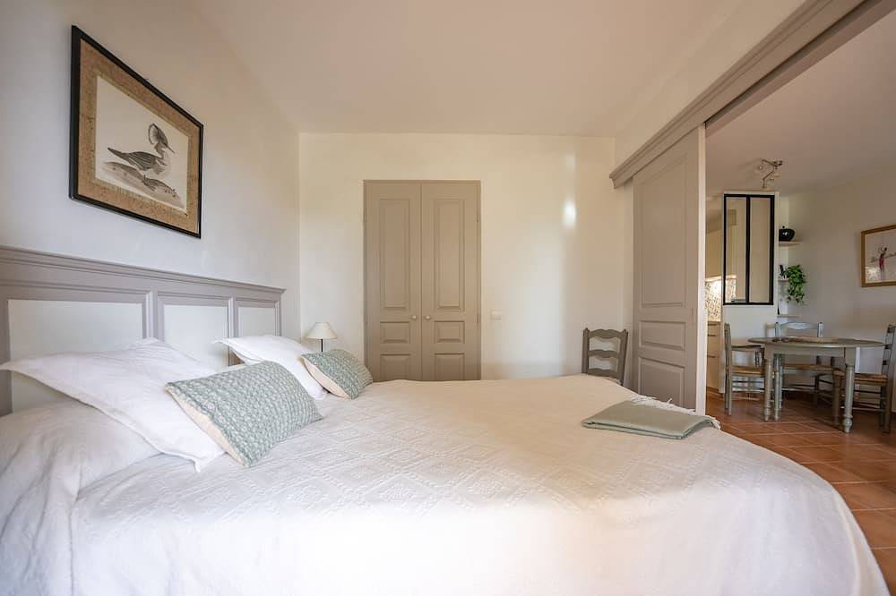 Entire apartment, Coeur Provence T2 renovated, air-conditioned, nice view, pool, golf, Aix en Prov 30mn in Mallemort, Arles region