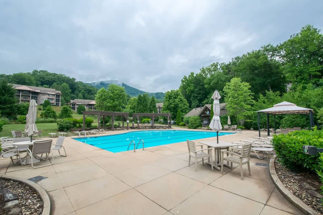 Ganze Wohnung, Scenic 2Br Condo w Porch Pool Near Slope Trails in Blue Ridge Parkway, Maggie Valley