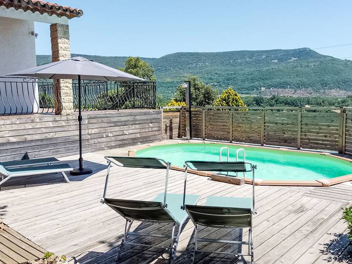 Location de vacances pour 4 personnes, avec jardin et piscine à La Tour-sur-Orb