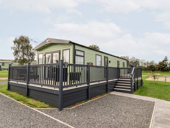 Lodge for 4 people, with hot tub and garden, with pets in North Yorkshire