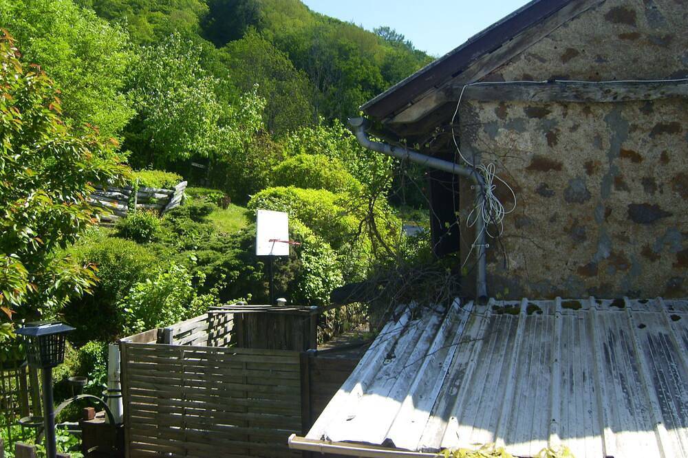Gite a proximité de l habitation du propriétaire a flan de montagne in Vézac (Cantal), Région d'Aurillac