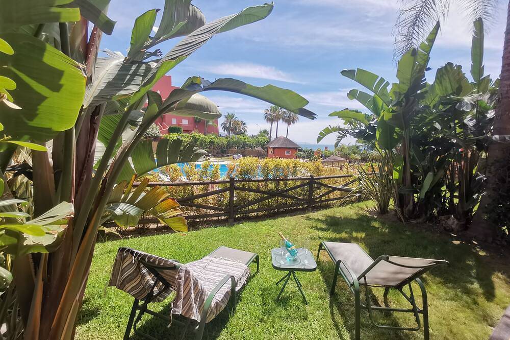 Entire apartment, Luxury Apartment Directly On The Sea With Terrace And Pool in Torrox Costa, Torrox