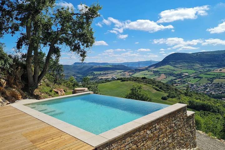 Location de vacances pour 3 personnes, avec jardin et piscine ainsi que terrasse et jacuzzi à Saint-Georges-de-Luzençon