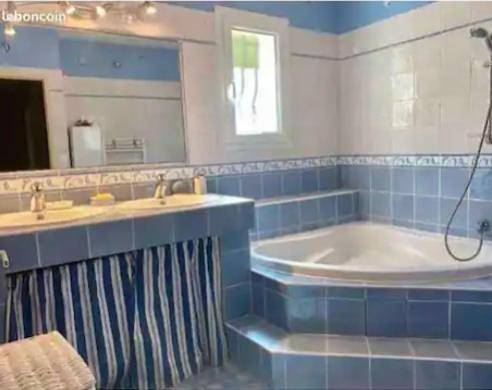 Location de vacances pour 7 personnes, avec vue ainsi que piscine et jardin à Cuers - 4