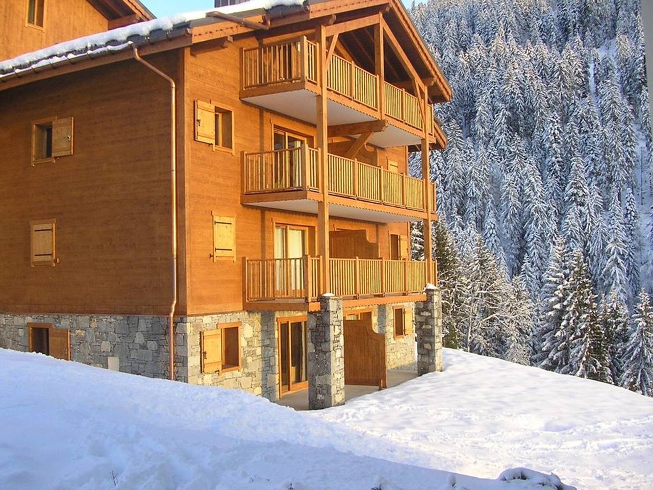 Entire apartment, Spacious 6-Person Apt with Pool, Terrace & Forest View in Crest-Voland in Cohennoz, Albertville region