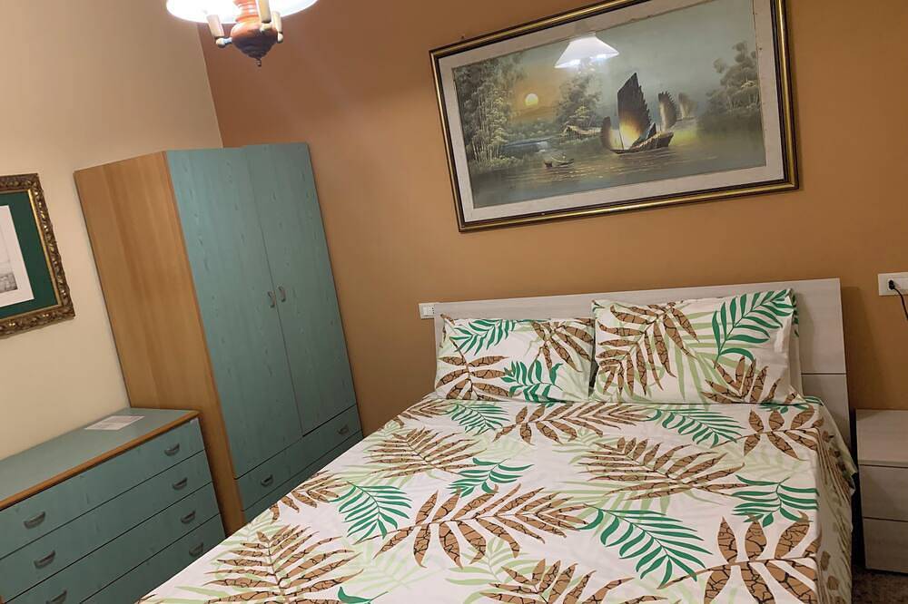 Villa with garden, 300 m from the beach, indoor parking, air conditioning. in Fondi, Provincia de Latina