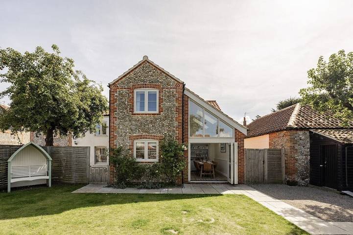 Holiday home for 8 people, with hot tub and garden, with pets in Blakeney