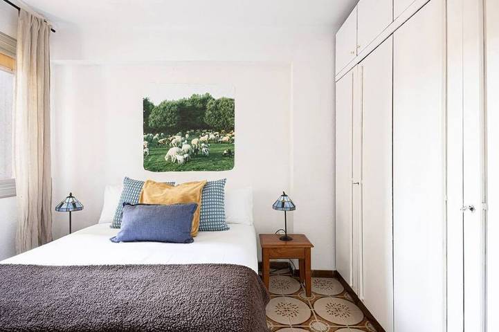Appartement entier, Step into this delightful and snug 2-bedroom retreat, meticulously renovated and thoughtfully designed to offer a pleasant and cozy stay in Barcelona. in Cornellà de Llobregat, Baix Llobregat