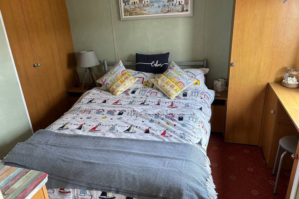2 Bed Caravan - Sleeps 6 - Dogs - Parking - Wifi in Ingoldmells, Lincolnshire