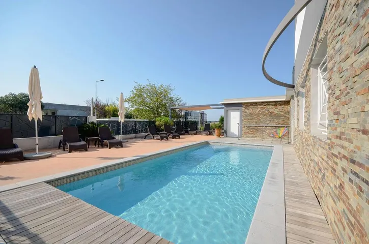 Hotel para 2 personas, con jardín y piscina - 1