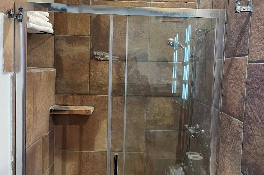 Entire apartment, Atypical downtown apartment close to all amenities in Tarascon-sur-Ariège, Ariège