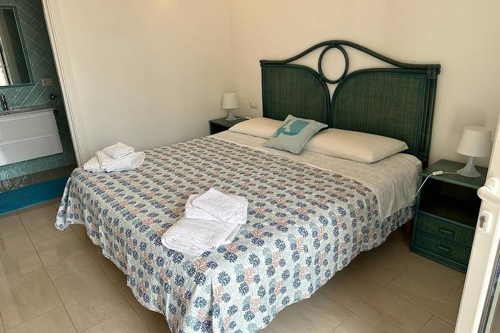 Villa Lu Impostu: piscina 5camere 5bagni terrazzo giardino vista mare 800 metri in Lu Fraili di Sotto, San Teodoro