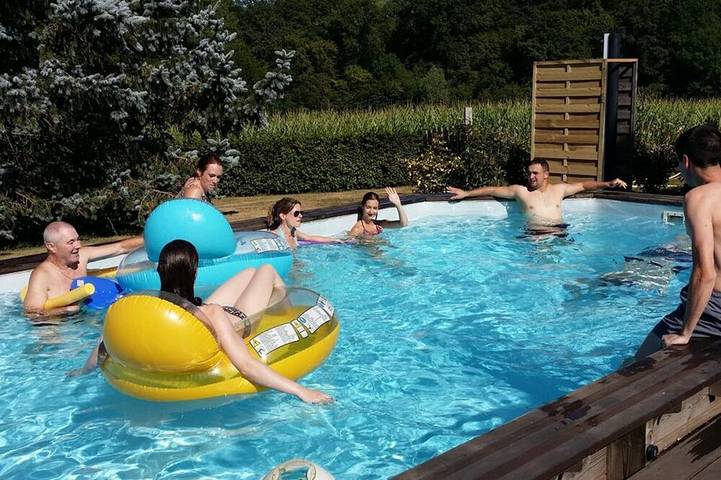 Gîte pour 6 personnes, avec piscine ainsi que jardin et terrasse à Isle-et-Bardais