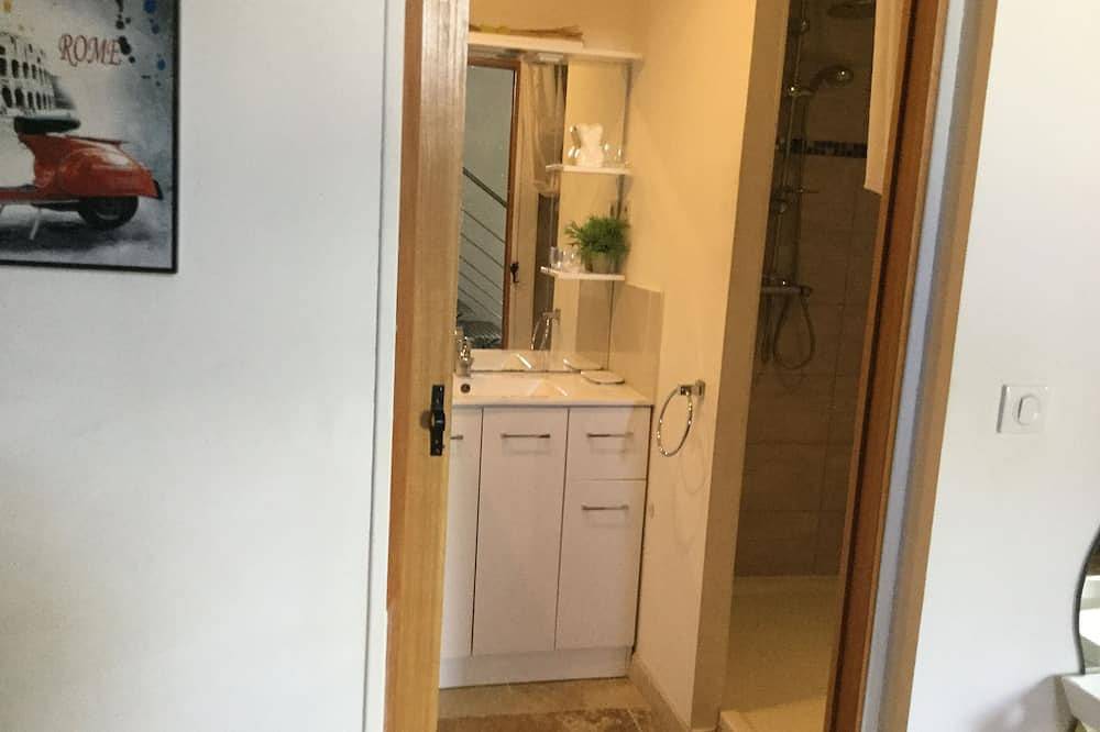 Bâtisse au Sein d un mas Provençal vue Imprenable in Bollène, Vaucluse