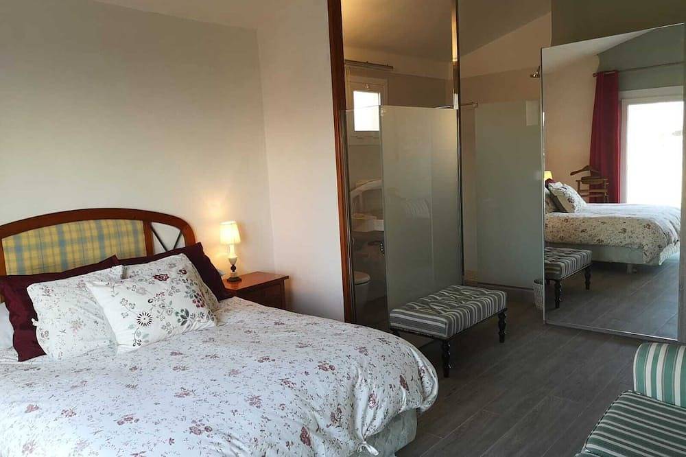 Piscine privée, vue sur la mer avec des couchers de soleil fabuleux, cuisine moderne, climatisation, wifi, grande salle de jouets in Badia Blava, Llucmajor