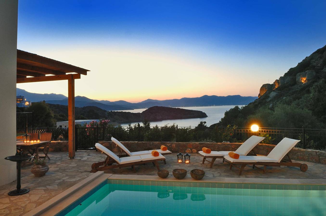 Amplia villa con piscina privada y vistas al mar, a solo 150 metros del mar in Lasithi