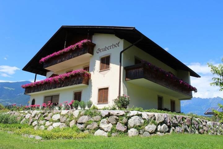 Ferienwohnung für 2 Personen, mit Balkon und Terrasse sowie Garten und Ausblick in Burgstall