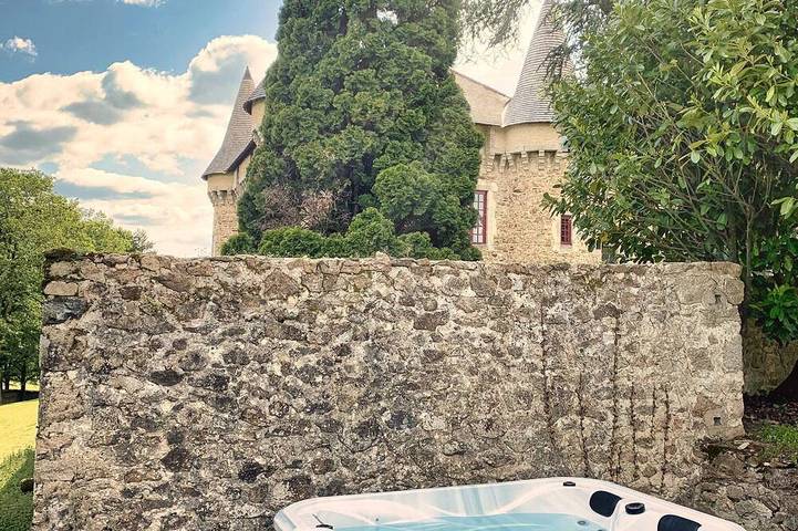 Gîte pour 4 personnes, avec balcon ainsi que jardin et jacuzzi à Saint-Pierre-de-Frugie