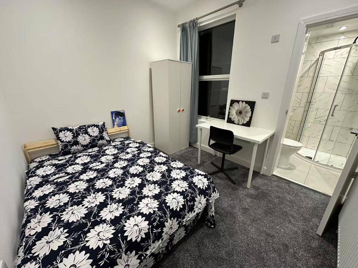 Double Room with Private Bathroom in Coventry, Birmingham Area