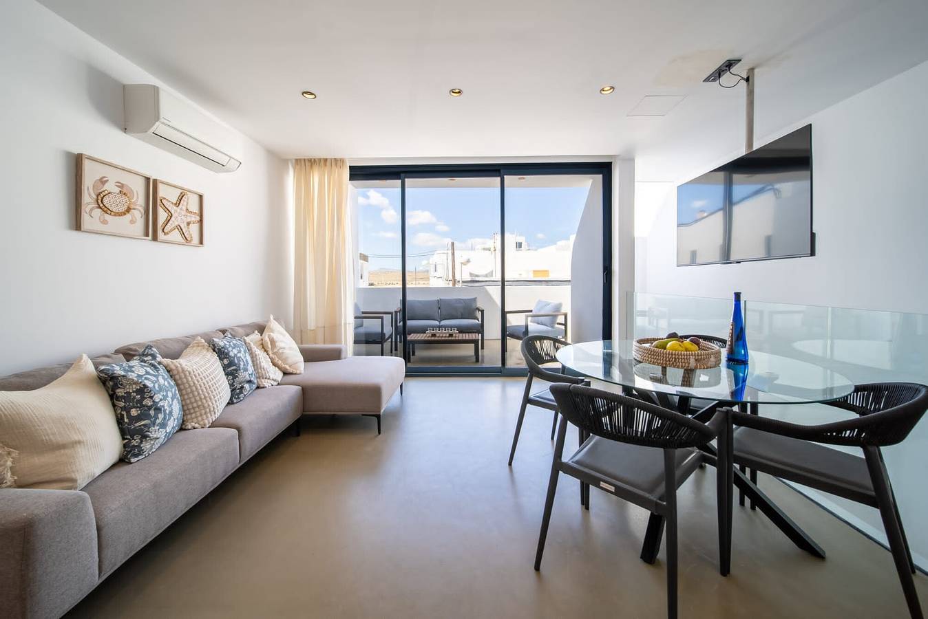 Appartement entier, Vacances 'Kay Lava' avec vue sur la montagne, Wi-Fi et climatisation in Famara Beach, Teguise