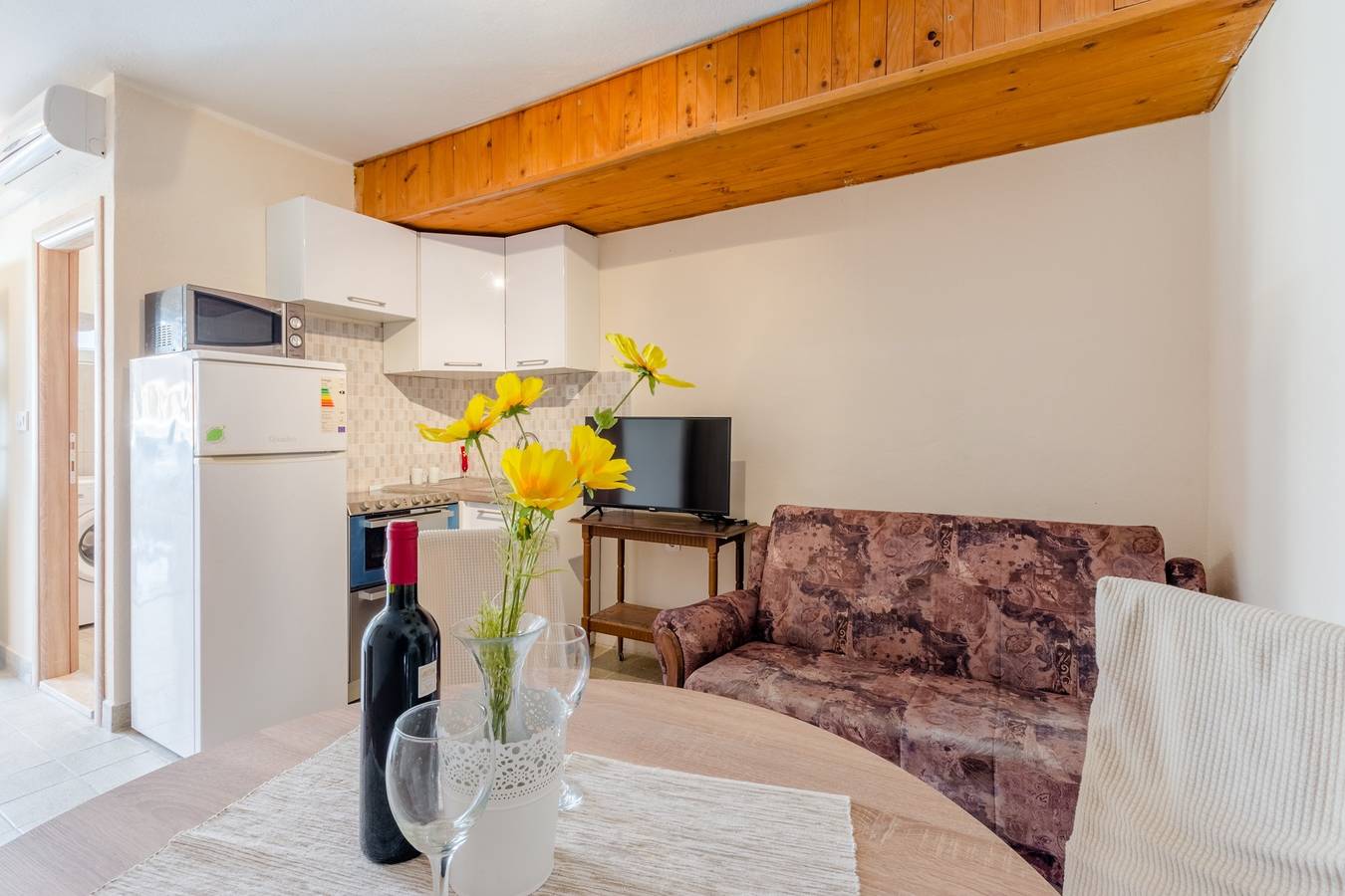 Ganze Wohnung, Ferienwohnung für 4 Personen mit Garten in Okrug Gornji, Ciovo