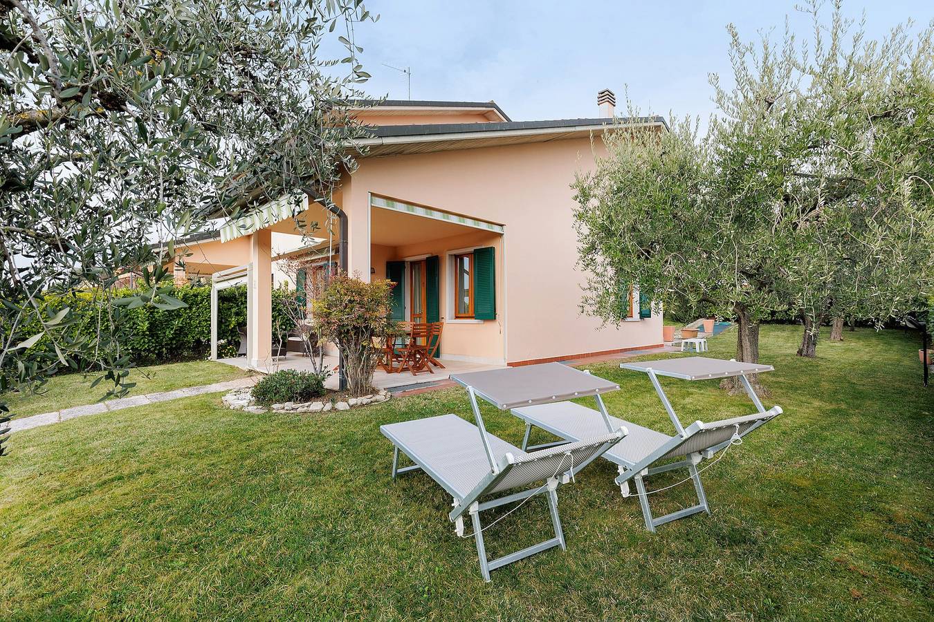 Apartamento entero, Apartamento 'Villetta Degli Oleandri' con vistas al lago, Wi-Fi y aire acondicionado in Lazise, Montañas Garda