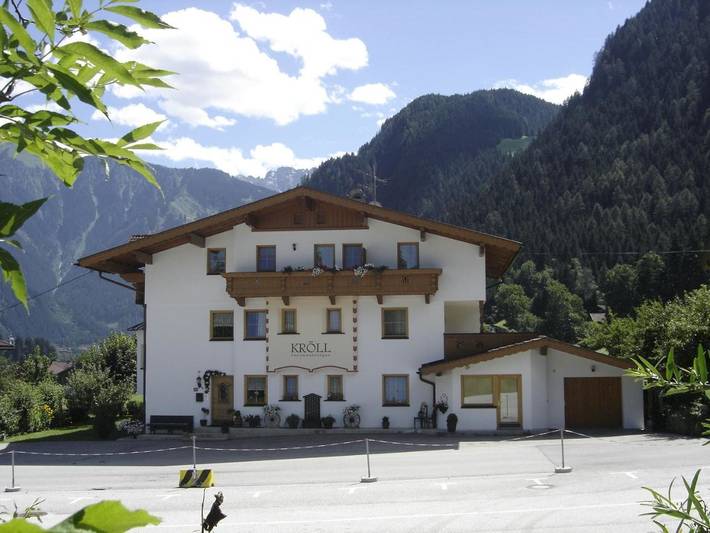 Ferienwohnung für 5 Personen, mit Balkon und Terrasse sowie Garten und Sauna in Schwendau