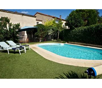 Gîte pour 10 personnes, avec jardin ainsi que terrasse et piscine, animaux acceptés à Poilhes