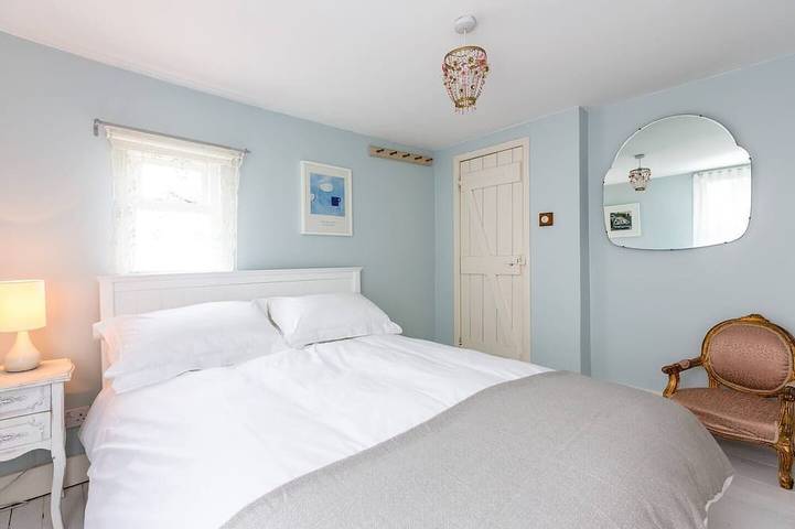 Boatswains Cottage is a charming two-bedroom cottage, close enough to the sea to hear the gulls. in Whitstable, Kent