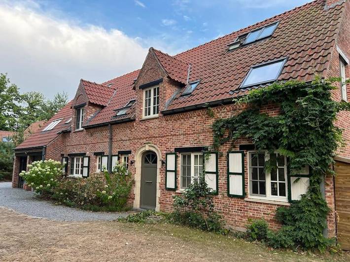 Villa pour 10 personnes, avec jardin et piscine ainsi que terrasse et jacuzzi, animaux acceptés dans la Province du Brabant wallon