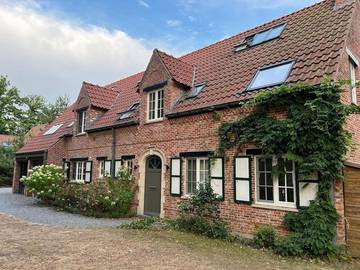 Location de vacances pour 10 personnes, avec terrasse et jardin ainsi que piscine et jacuzzi, animaux acceptés à Lasne