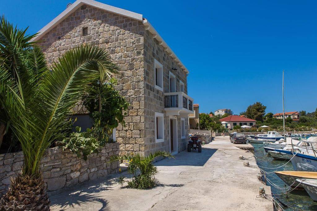 Seaside Haven – Beachfront House with Jacuzzi in Drvenik Veliki, Drvenik Mali und Veli