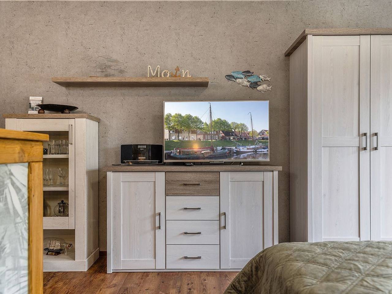 Ganze Ferienwohnung, Apartement 50181 - Attraktiv, komfortabel, nah am Meer: Frisch renoviertes 1-Zimmer-Appartement in strandnaher Lage. Geschmackvoll eingerichtet mit Doppelbett, moderner Küchenzeile und Terrasse mit Elektrogrill. in Carolinensiel-Harlesiel, Wittmund