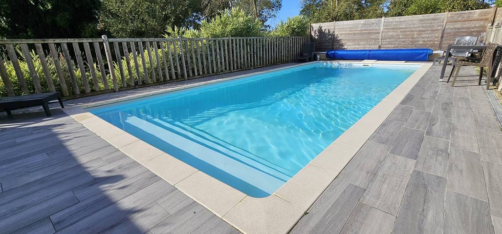 Gîte pour 14 personnes, avec jardin et terrasse ainsi que vue sur le lac et piscine