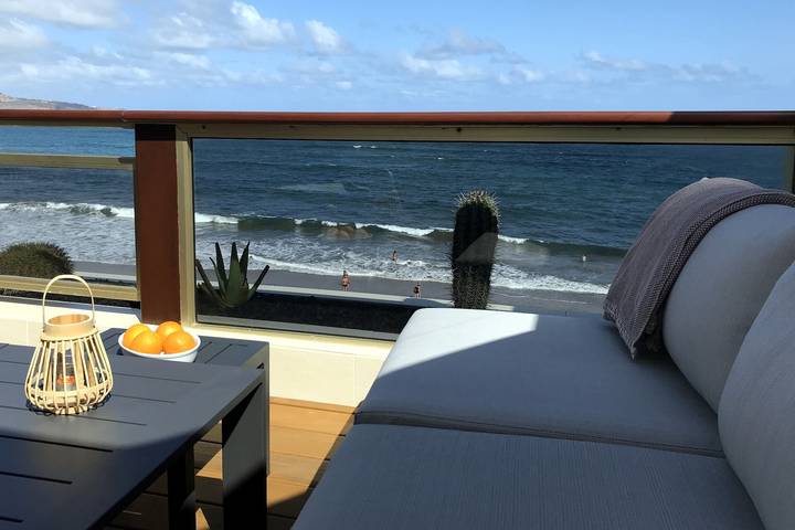 Ganze Wohnung, Apartment „Fabulous Canteras First Beachfront“ mit Meerblick, Wlan und Terrasse in Las Palmas de Gran Canaria Zentrum, Las Palmas