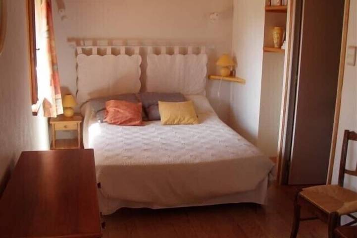 Fully renovated house (2003) with fenced et shaded courtyard 1km from stores in Chavaniac-Lafayette, Livradois-Forez Regional Nature Park