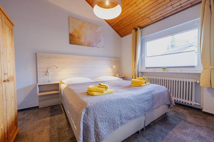 Ganze Wohnung, Lichtdurchflutetes Architektenhaus in ruhiger Lage FeWo "Gelb" in Hemfurth-Edersee, Edertal