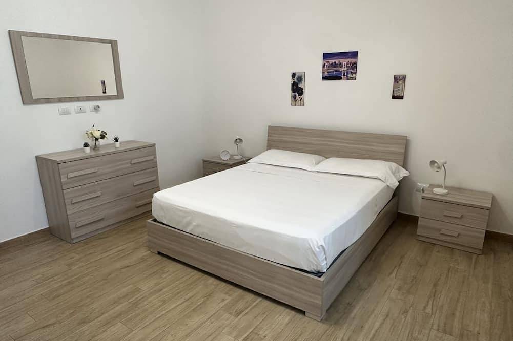 Appartamento intero, Appartamento con ampio terrazzo | Brindisi Centro in Brindisi, Salento