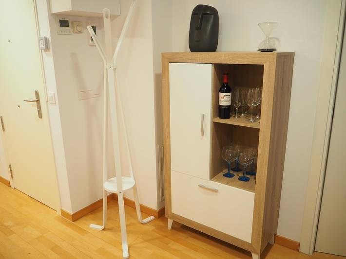 Apartamento vacacional entero, Piso moderno en Girona centro con patio, 2hab, Wi-Fi in Gerona, Gironés