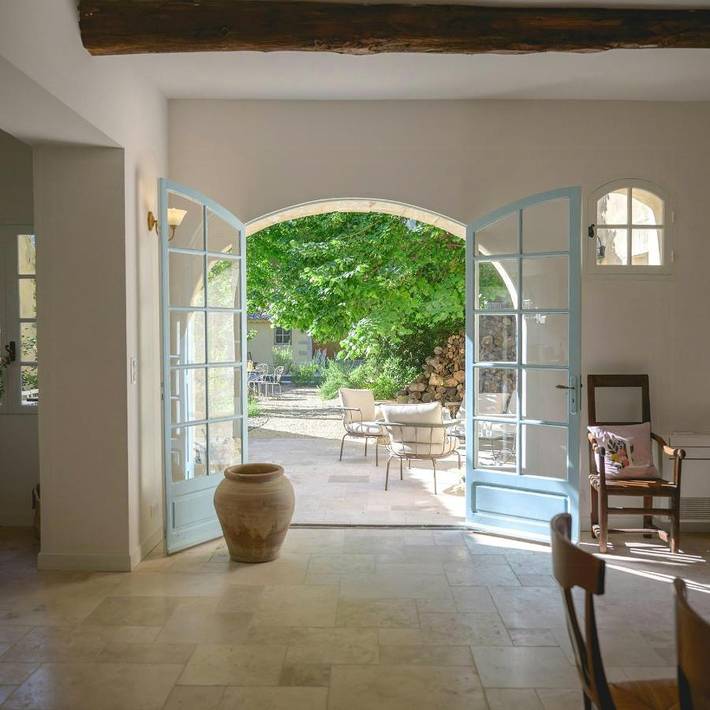 Location de vacances pour 22 personnes, avec terrasse ainsi que jardin et piscine à Alleins - 2