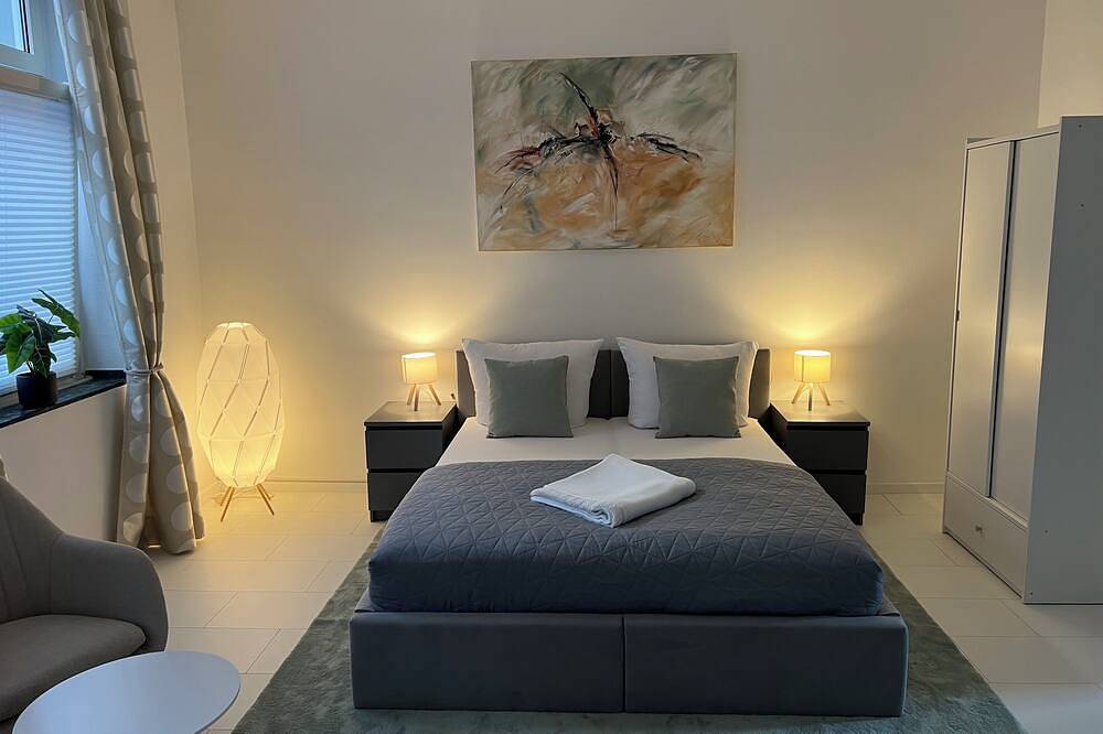 Ganze Wohnung, City Studio Apartment. In der Nähe von allem! Im Eg. Erdgeschoss in Neuss, Düsseldorf und Umgebung