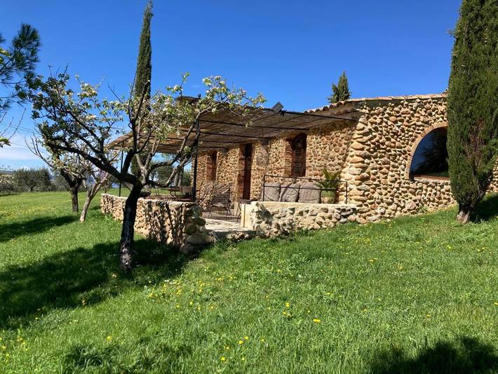 Location de vacances pour 4 personnes, avec piscine ainsi que jardin et vue à Gréoux-les-Bains