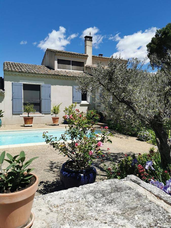 Cottage pour 2 personnes, avec piscine et jardin ainsi que vue et balcon à Eyragues